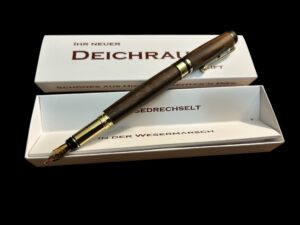 Handgedrechselter Füllfederhalter aus zweifarbigem Ebenholz